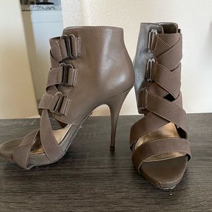 Steven by Steve Madden tan elastic lace up boots size 6